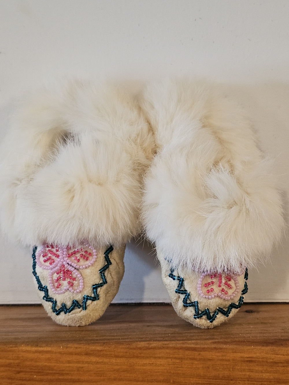 Kids Cream Fur-Trim Moccasins with Pink Beaded Flower Embroidery